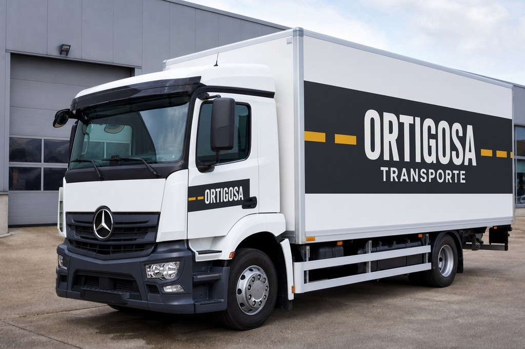 Rígido caja Mercedes Ortigosa con logo de flota en la caja